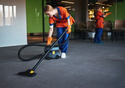 Reinigungskraft beim Staubsaugen - Sinus Clean