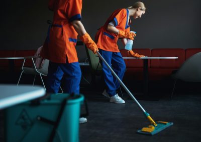 Reinigungskraft beim Staubsaugen - Sinus Clean