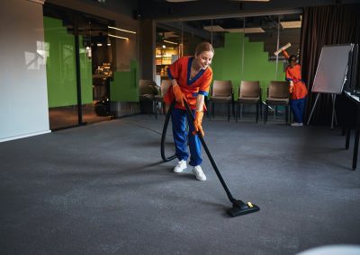 Reinigungskraft beim Staubsaugen - Sinus Clean