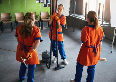 Reinigungskraft beim Staubsaugen - Sinus Clean